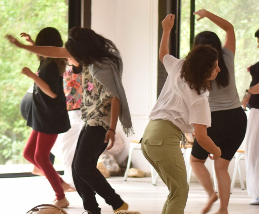 Mujeres bailando entre tambores e instrumentos