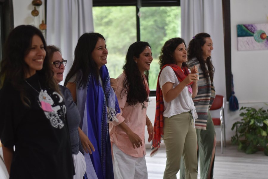 Mujeres riendo juntas